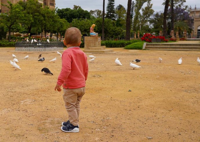 Archivo - Un niño en Sevilla.