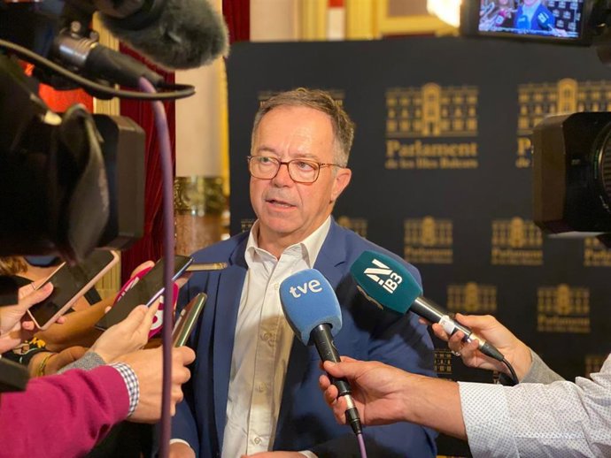 El conseller de Movilidad y Vivienda, Josep Marí, atiende a los medios.