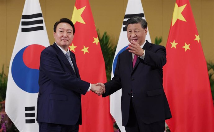 El presidente surcoreano, Yoon Suk Yeol, junto a su homólogo chino, Xi Jinping. 