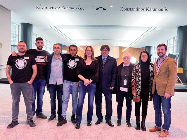 Miembros de la Plataforma Antirepressiva de Ponent, este martes en Bruselas, con Carles Puigdemont, Clara Ponsatí, Toni Comín y Clare Daly
