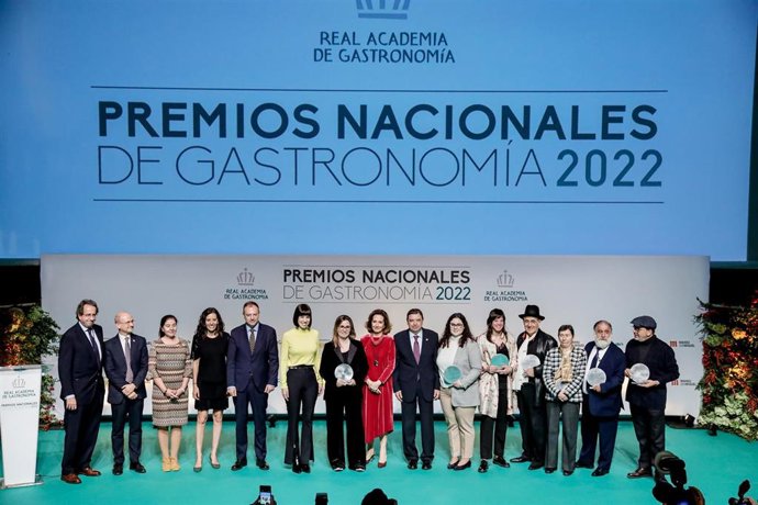 Foto de familia de los 47 Premios Nacionales de Gastronomía, en el Auditorio 400 del Museo Nacional del Centro de Arte Reina Sofía en Madrid (España). 