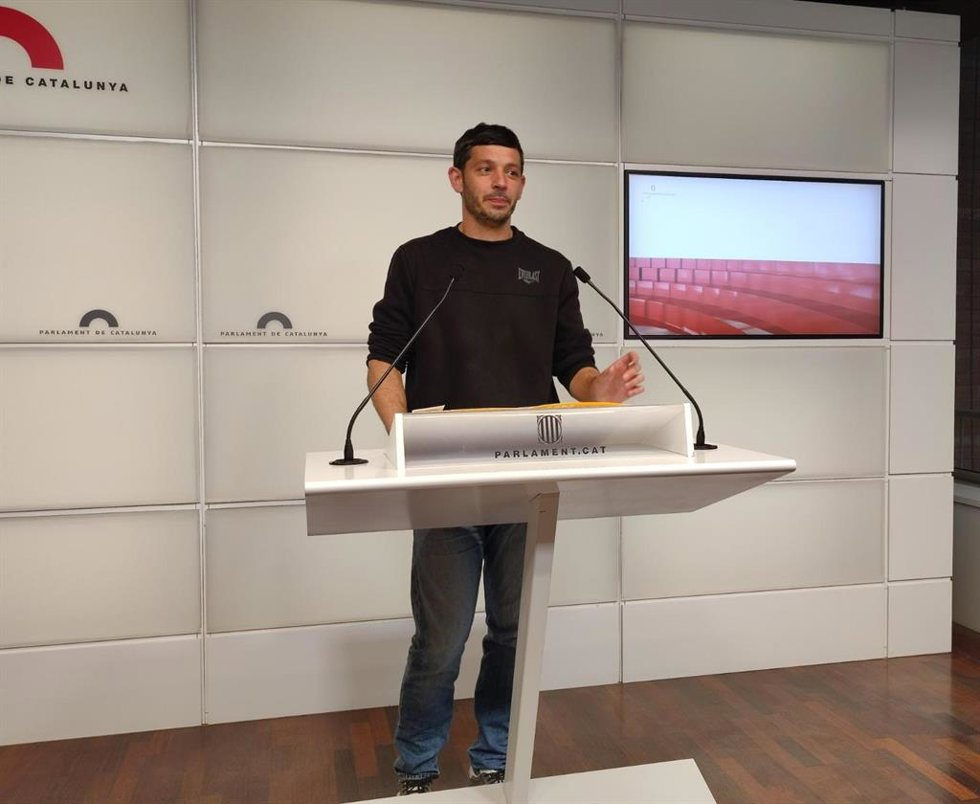 El diputado de la CUP en el Parlament Xavier Pellicer en rueda de prensa en la Cámara catalana