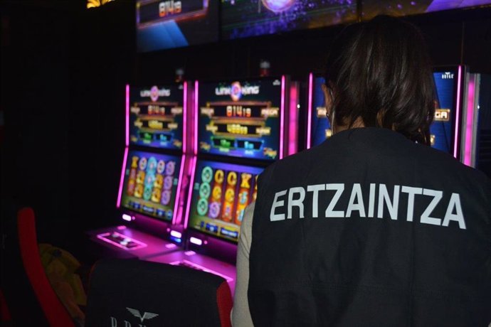 Abren un expediente sancionador a dos locales de juego en Bilbao por incumplir la prohibición de acceso de menores