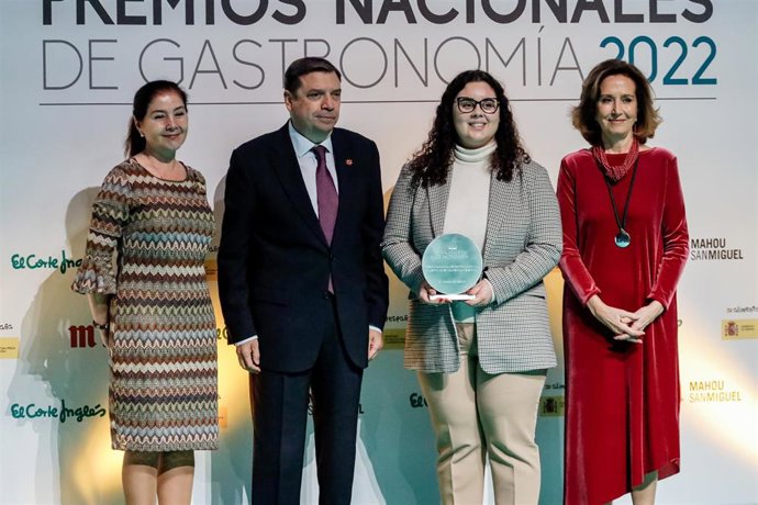 El ministro de Agricultura, Alimentación y Ganadería, Luis Planas (2i), la ganadora del Premio Nacional de Gastronomía Talento Joven Alimentos de España, María Maceiras (2d), y la presidenta de la Academia de Gastronomía, Lourdes Plana Bellido (d), posa
