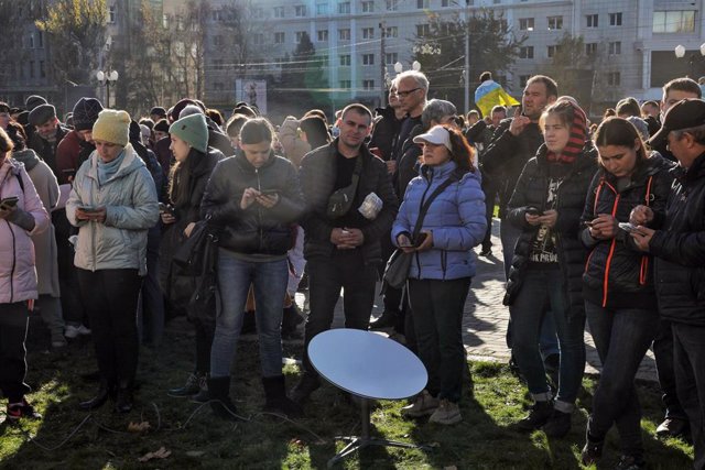 Habitantes concentrados en una plaza de Jersón, Ucrania