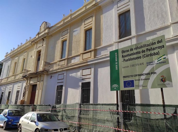 El Ayuntamiento de Peñarroya, a la espera de la conclusión de sus obras de rehabilitación, en una imagen de octubre de 2021.