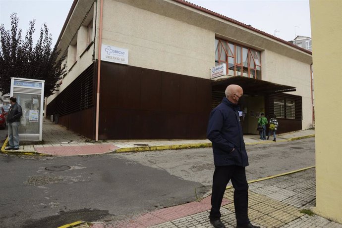 Archivo - Arquivo - Un home camiña nas inmediacións dun Centro de Saúde onde están a administrar a vacina contra a gripe, a 25 de outubro de 2021, en Ourense, Galicia, (España). O Servizo Galego de Saúde (Sergas) ampla desde este luns a vacinación an