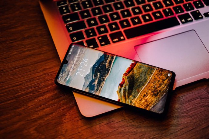 Recurso de 'smartphone' sobre un ordenador portátil
