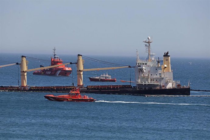 Archivo - Hundimiento de forma controlada de la popa del OS35 para evitar más daños ante el temporal de levante.
