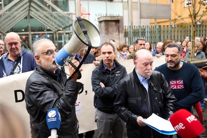 Concentración de médicos de Atención Primaria convocada por el Sindicato Médico en la sede del Gobierno regional
