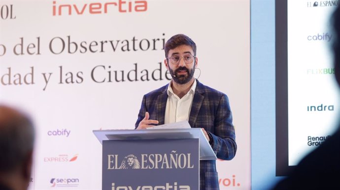 El director general del Instituto para la Diversificación y Ahorro de la Energía (IDAE), Joan Groizard, en el III Simposio del Observatorio de la Movilidad y las Ciudades, organizado por El Español e Invertia.