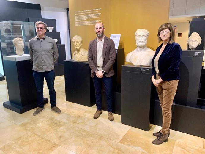 El delegado de Turismo, Cultura y Deporte de la Junta en Córdoba, Eduardo Lucena, en la inauguración de la muestra temporal 'Dobles miradas: El busto del pintor Eduardo Rosales'.