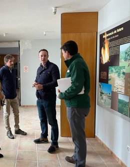 El delegado territorial de Sostenibilidad, Medio Ambiente y Economía Azul, Juan Ramón Pérez, visita el Centro de Recepción Venta Nueva.