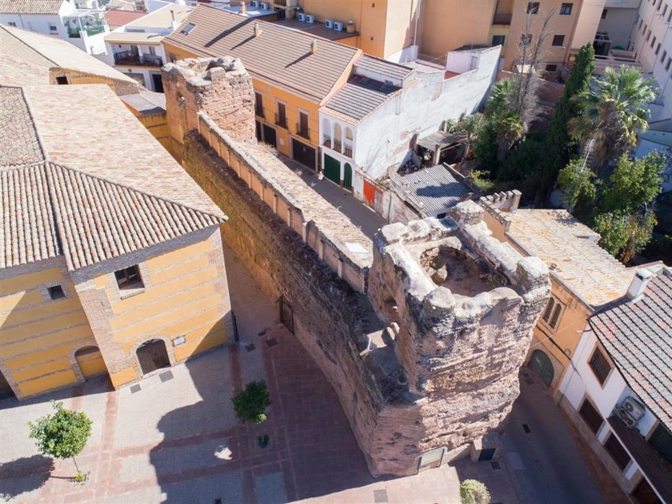 Archivo - Muralla  de la calle Luis Vives de Andújar