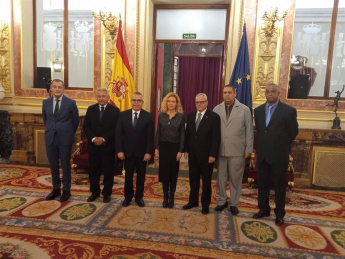 La presidenta del Congreso, Meritxell Batet, con una delegación de la Asamblea de Cuba.