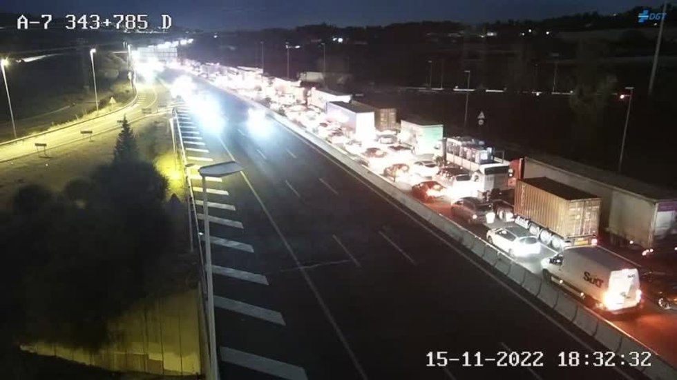 Retención en la A-7 entre Chiva y Torrent (Valencia) por el vuelco de un camión