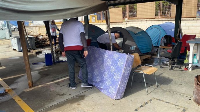 Los ex trabajadores de Zumos Palma han levantado, después de 331 días, el campamento que mantenían en la planta de exprimido de cítricos de Zumosol en Palma del Río.