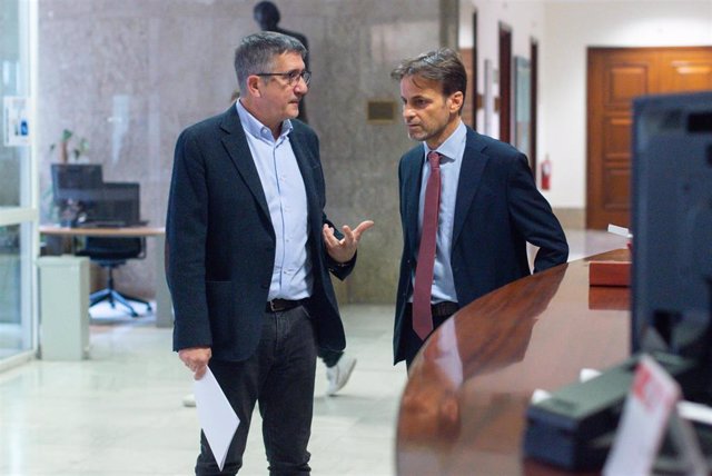 El portavoz del PSOE en el Congreso, Patxi López (i), y el presidente del grupo parlamentario de Unidas Podemos en el Congreso, Jaume Asens (d), al registrar la ley que acabará con el delito de sedición 