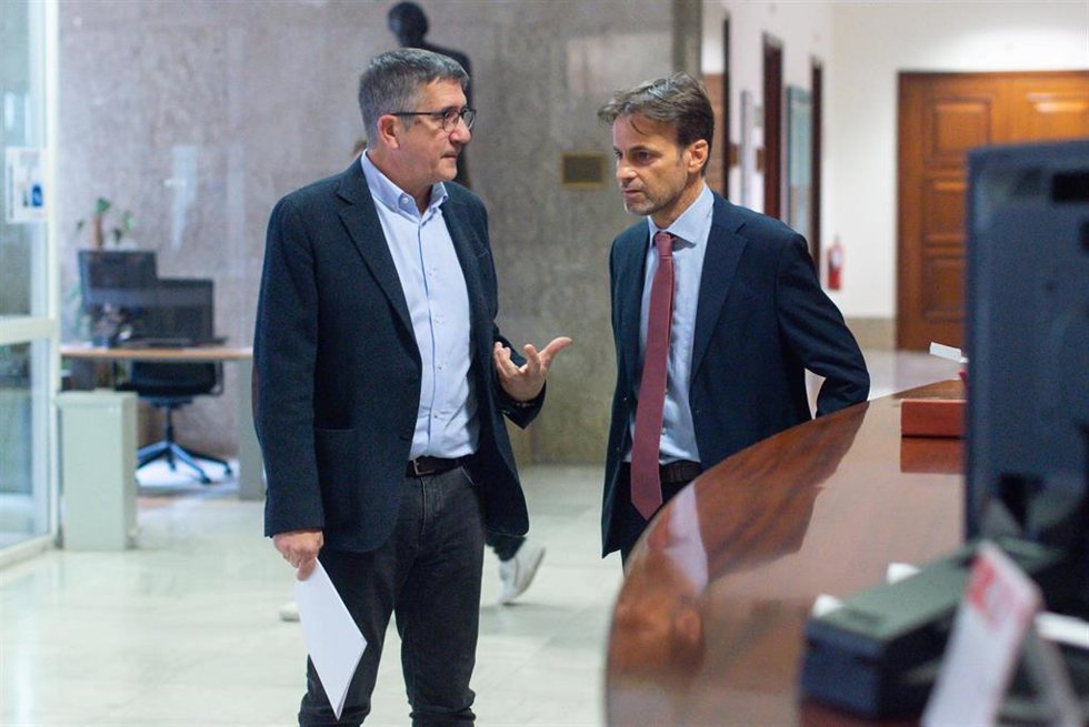 El portavoz del PSOE en el Congreso, Patxi López (i), y el presidente del grupo parlamentario de Unidas Podemos en el Congreso, Jaume Asens (d), al registrar la ley que acabará con el delito de sedición