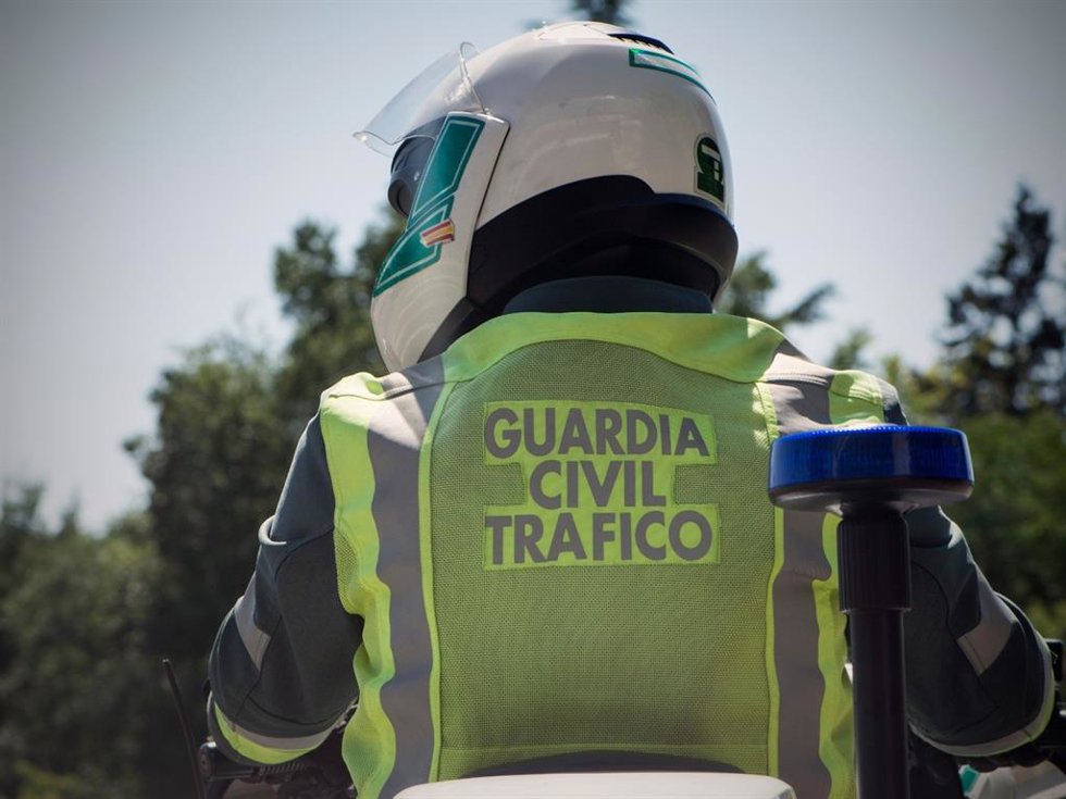 Archivo - Un agente de Tráfico de la Guardia Civil, en una imagen de archivo