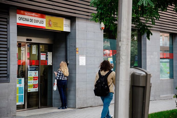 Una mujer a las puertas de la Sepe de Acacias, a 27 de octubre de 2022, en Madrid (España).  El paro ha subido en 60.800 personas entre julio y septiembre, lo que supone casi un 2,1% más que en el trimestre anterior, mientras que la ocupación se increme