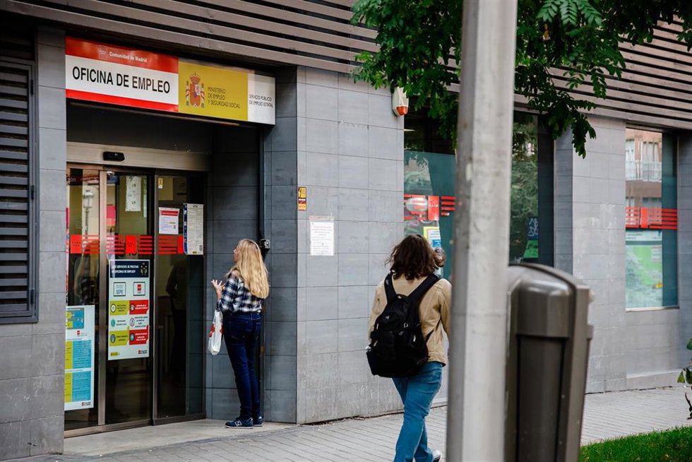 Una mujer a las puertas de la Sepe de Acacias, a 27 de octubre de 2022, en Madrid (España).  El paro ha subido en 60.800 personas entre julio y septiembre, lo que supone casi un 2,1% más que en el trimestre anterior, mientras que la ocupación se increme