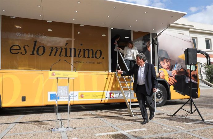 El ministro de Inclusión, Seguridad Social y Migraciones, José Luis Escrivá baja de un autobús informativo del Ingreso Mínimo Vital.