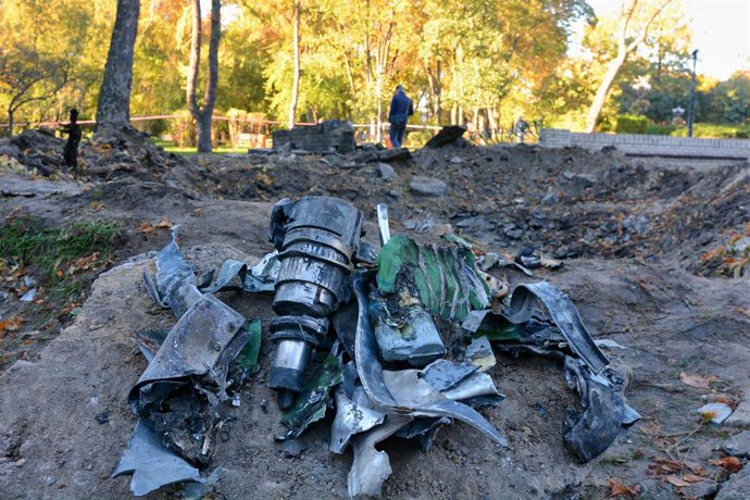 Archivo - 11 October 2022, Ukraine, Kiev: Missile debris are pictured next to a crater after a Russian missile attack on a children's playground in the center of Kiev. Photo: Aleksandr Gusev/SOPA Images via ZUMA Press Wire/dpa