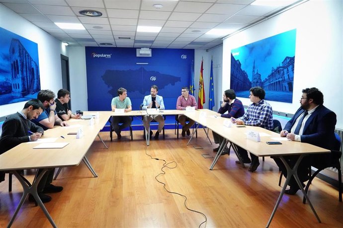 Alvaro Queipo y representantes de NNGG