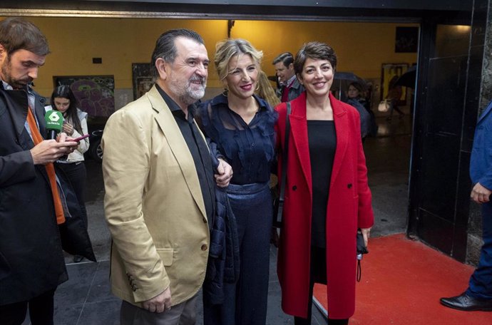(I-D)El periodista de elDiario.es Arsenio Escolar, la ministra de Trabajo, Yolanda Díaz, y la Ceo de elDIario.es, Rosalía Lloret, en su llegada a la representación del espectáculo Diario Vivo, en el Teatro Fígaro, a 15 de noviembre de 2022, en Madrid. 