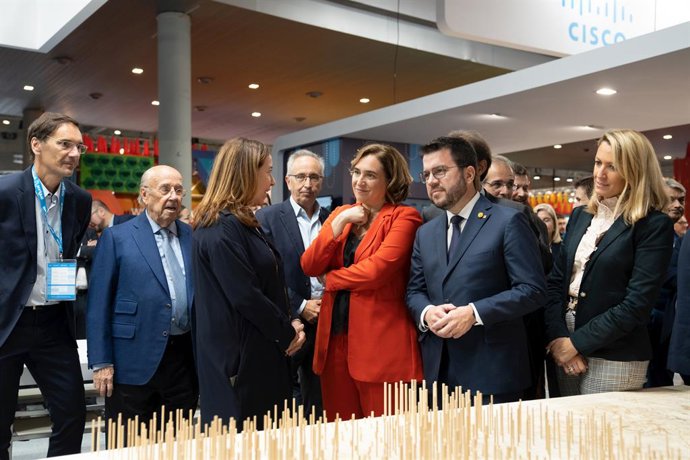 L'alcaldessa de Barcelona, Ada Colau (3d) i el president de la Generalitat, Pere Aragons (2d), durant la inauguració dels salons Smart City Expo World Congress i Tomorrow Mobility World Congress en el recinte Gran Via de L'Hospitalet de Llobregat, 