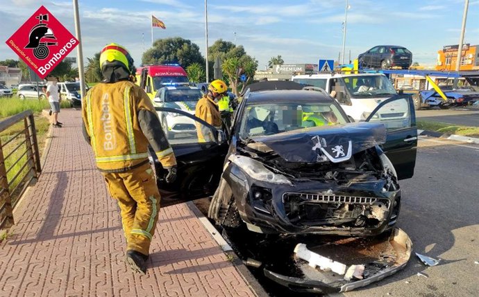 Varios heridos de carácter leve tras colisionar dos vehículos en Torrevieja (Alicante)