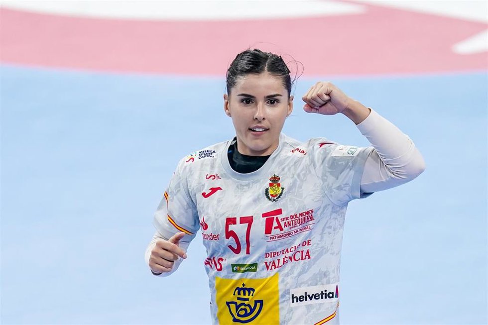 La española Paula Valdivia celebra una acción en el Europeo de Balonmano 2022