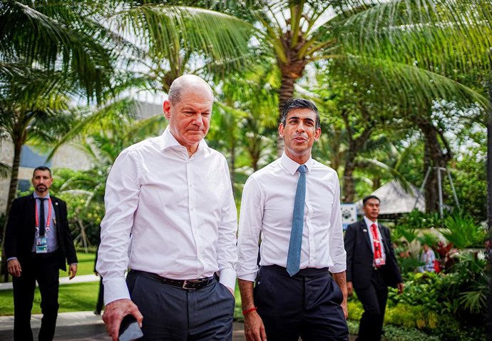 15 November 2022, Indonesia, Nusa Dua: German Chancellor Olaf Scholz (L) and UK Prime Minister Rishi Sunak talk on their way to lunch at the G20 summit. Photo: Kay Nietfeld/dpa
