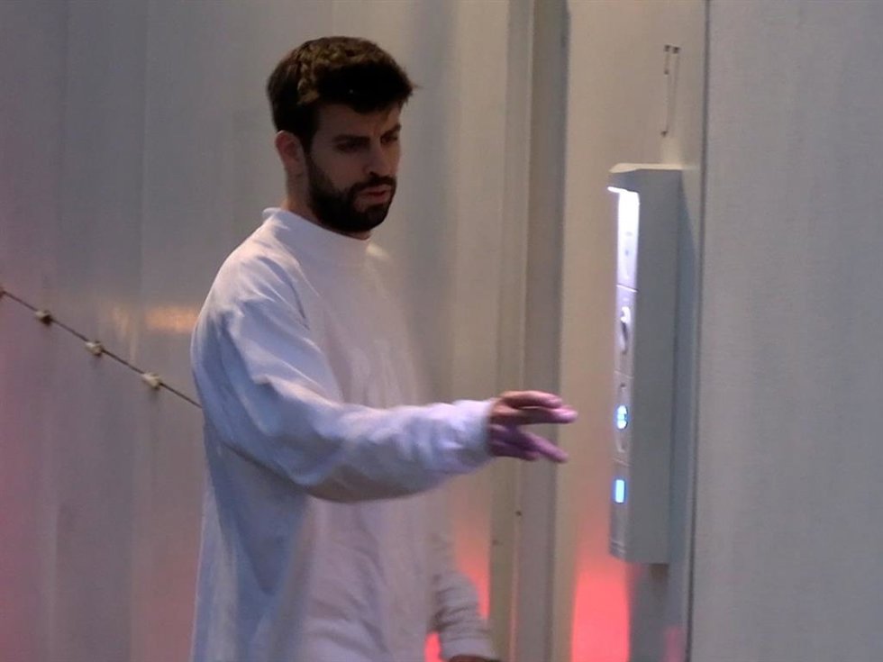 Gerard Piqué recogiendo a Milan en la casa de Shakira