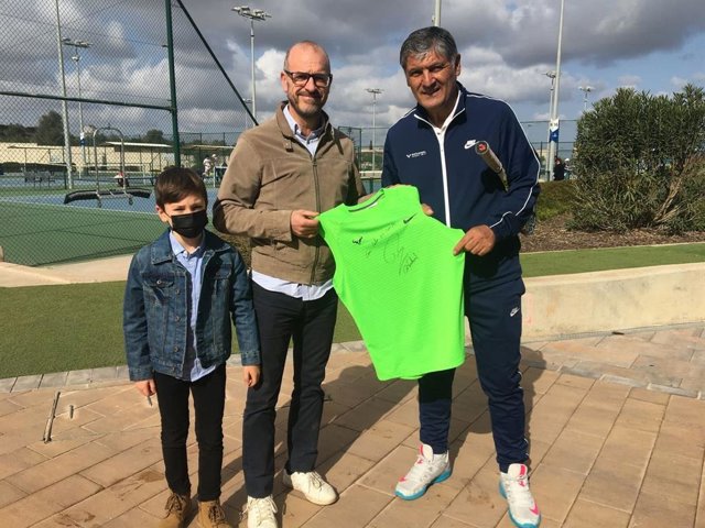 Fundació Respiralia organiza un sorteo solidario de una camiseta de Rafa Nadal firmada por el tenista.