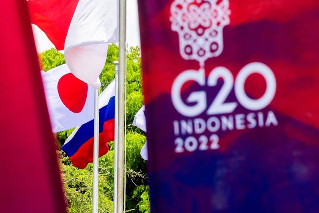Banderas de Rusia y Japón frente al logo de la cumbre del G20 en Indonesia