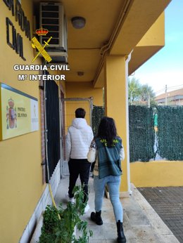 Uno de los detenidos en la desarticulación por parte de la Guardia Civil de uno de los bloques del grupo violento juvenil Blood que operaba en la provincia de Toledo