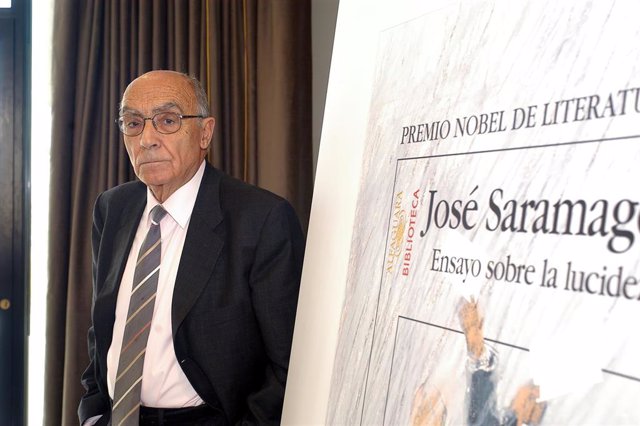 BARCELONA, CATALUÑA, ESPAÑA - 27 ABRIL 2004: El escritor portugués José Saramago presenta su libro "Ensayo sobre la lucidez" en Barcelona. Europa Press Reportajes / Europa / Europa Press / ContactoPhoto