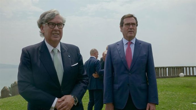 Archivo - El presidente de CEG, Juan Manuel Vieites (i), junto al presidente de la Confederación Española de Organizaciones Empresariales (CEOE), Antonio Garamendi; asisten la reunión del Consejo Asesor de la Confederación de Empresarios de Galicia (CEG