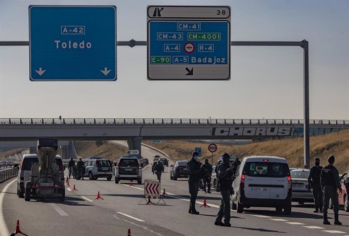 Archivo - Agentes de la Guardia Civil realizan un control de movilidad en la autovía A42, a la altura de Illescas, Toledo, Castilla-La Mancha (España), a 30 de octubre de 2020. El cierre perimetral de Castilla-La Mancha y el toque de queda entre las 00.