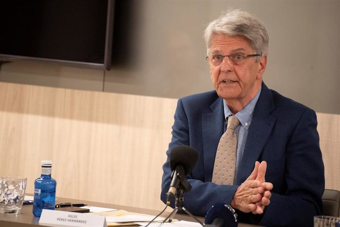 Archivo - El consejero de Administración Públicas, Justicia y Seguridad del Gobierno de Canarias, Julio Pérez, en la inauguración de unas jornadas sobre migraciones