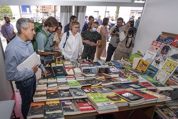 Archivo - El vicepresidente y consejero de Universidades, Igualdad, Cultura y Deporte, Pablo Zuloaga, participa en la inauguración de la V edición de la Feria del Libro de Torrelavega.