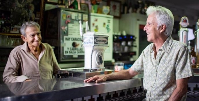 Fotograma del documental en el que el artista Kiko Veneno interviene tras la barra del bar de Pepe 'El Mudo'.