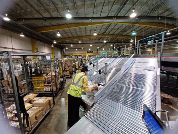 Correos estrena máquina de clasificación de paquetería en su centro logístico de Málaga
