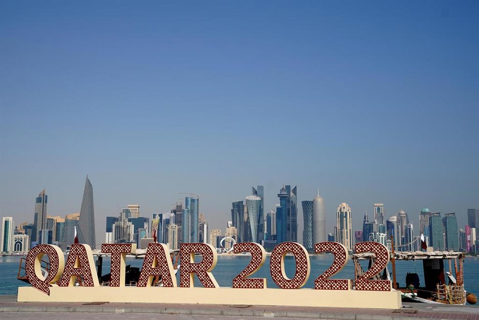 16 November 2022, Qatar, Doha: A Qatar 2022 sign is pictured at the Doha Corniche ahead of the 2022 FIFA Qatar World Cup. Photo: Adam Davy/PA Wire/dpa