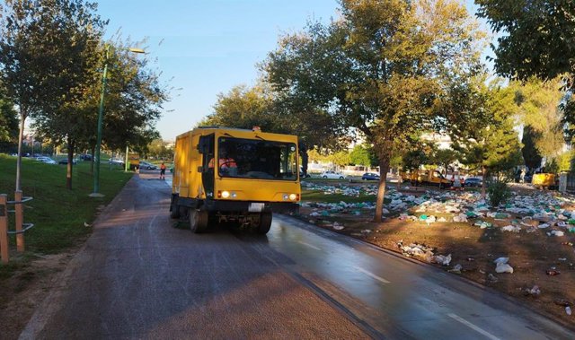 Los operarios de Lipasam han empezado a recoger la basura este lunes a primera hora.