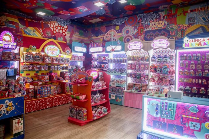Archivo - Interior de una tienda de juguetes en España