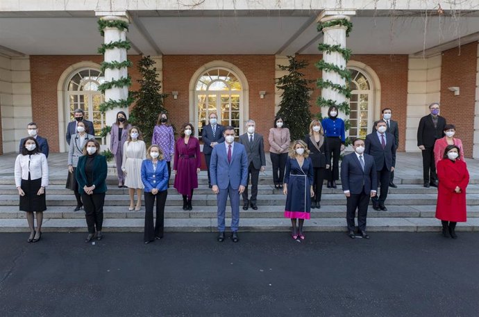Archivo - Foto de familia del Gobierno de coalición del PSOE y Unidas Podemos.