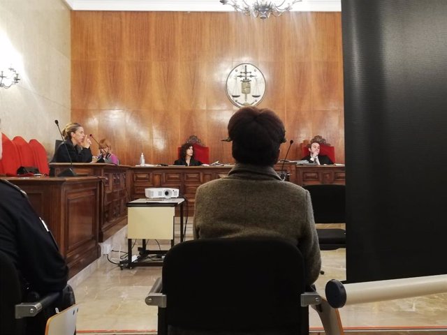 La mujer acusada de asaltar iglesias y agredir a sacerdotes en Palma, en el juicio.